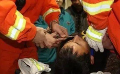 男子钓鱼时鱼钩不慎勾住眼皮,男子眼皮险遭鱼钩勾伤，户外安全不容忽视